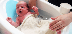 yenidoğan bebek banyosu