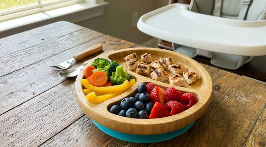 Okul öncesi beslenme düzeninde renkli ve besleyici tabak sunumu.